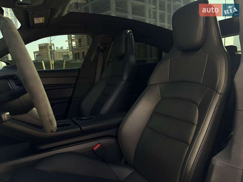 Седан Porsche Taycan 2021 в Киеве