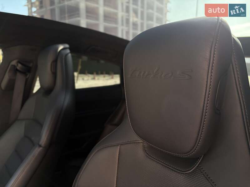 Седан Porsche Taycan 2021 в Киеве