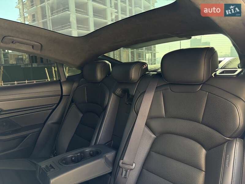Седан Porsche Taycan 2021 в Киеве