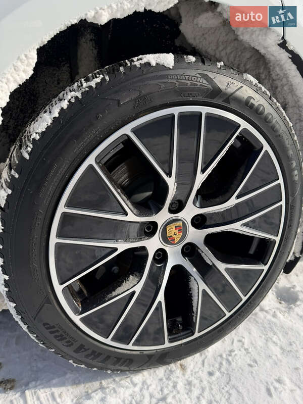 Седан Porsche Taycan 2024 в Львове