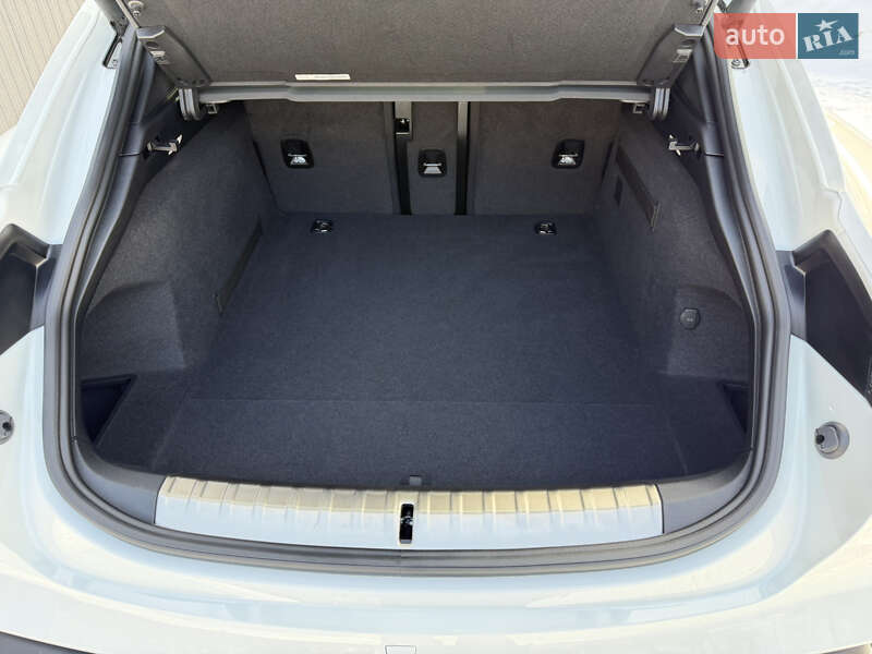 Седан Porsche Taycan 2024 в Львове