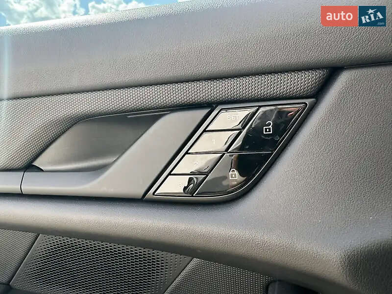 Седан Porsche Taycan 2021 в Львове