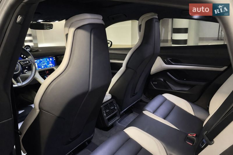 Седан Porsche Taycan 2021 в Киеве