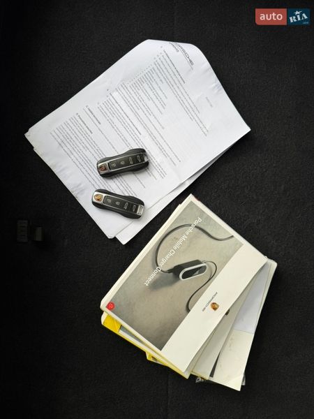 Седан Porsche Taycan 2020 в Виннице