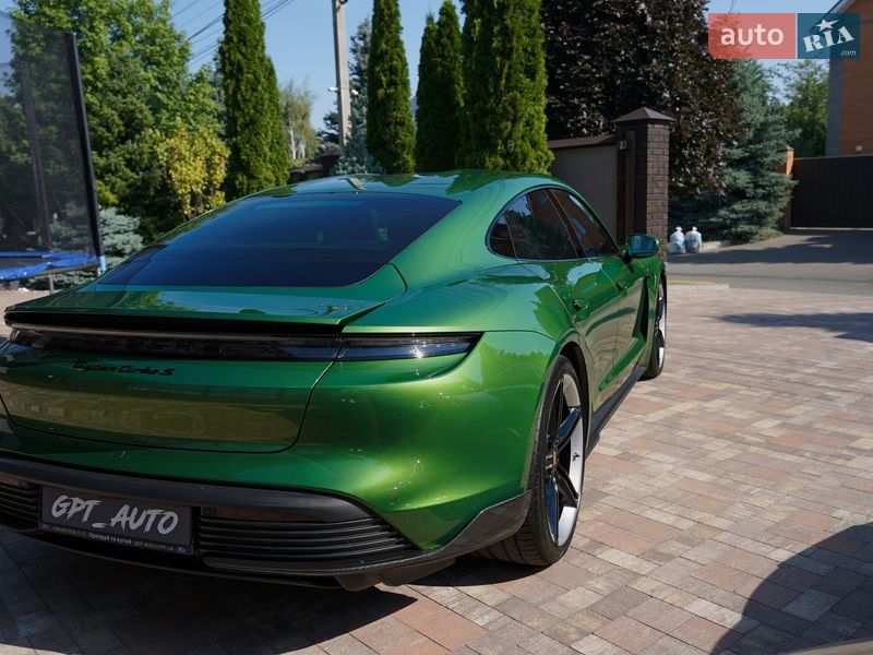 Седан Porsche Taycan 2022 в Киеве