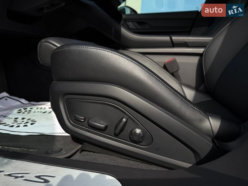 Седан Porsche Taycan 2022 в Ровно