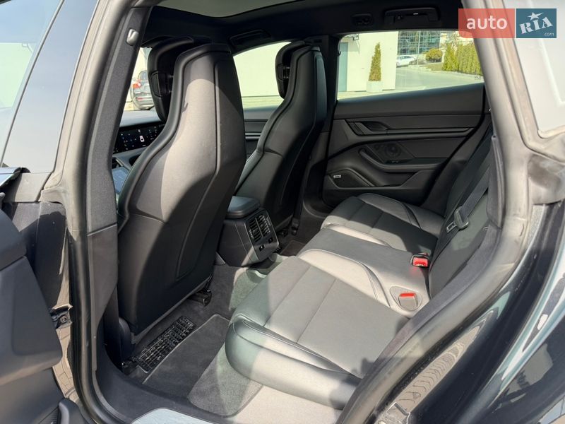 Седан Porsche Taycan 2022 в Ровно