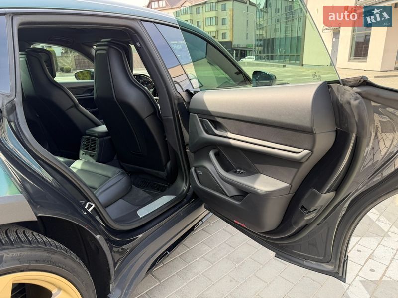 Седан Porsche Taycan 2022 в Ровно