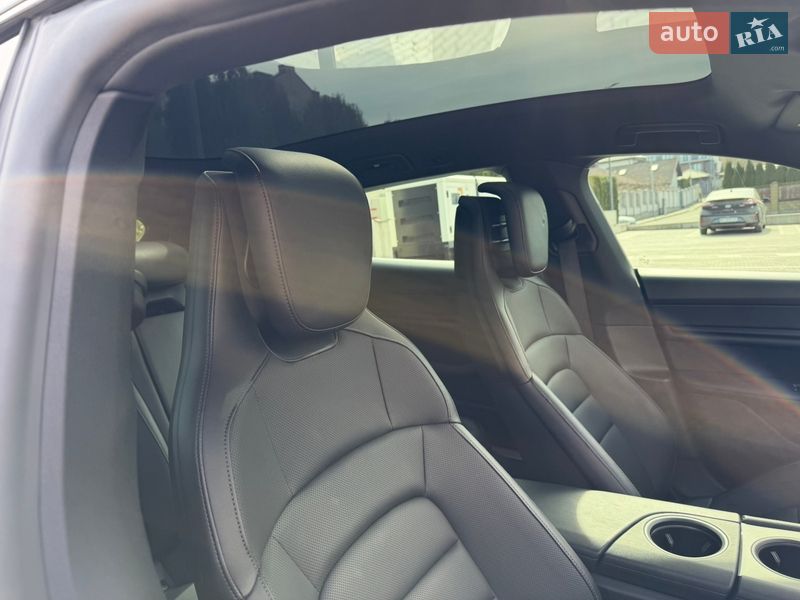 Седан Porsche Taycan 2022 в Ровно
