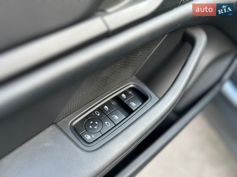 Седан Porsche Taycan 2023 в Києві