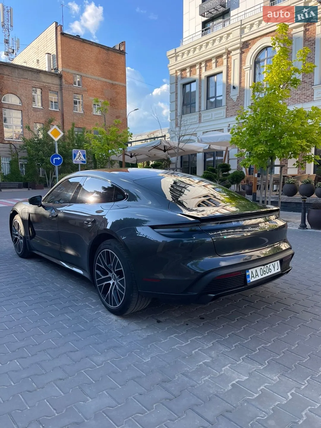 2019 Porsche Taycan - мініатюра 2