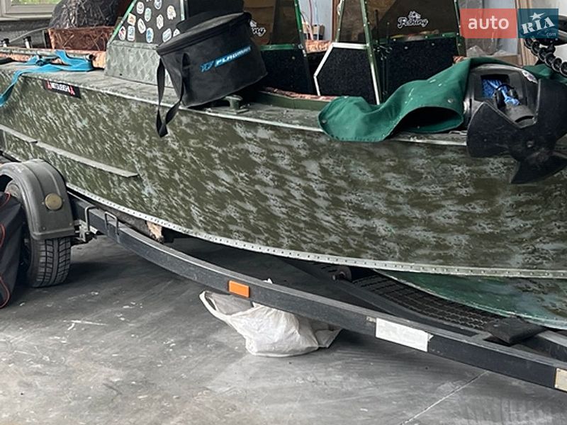 Катер Прогресс 2М 2000 в Киеве