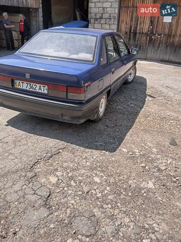 Седан Renault 21 1990 в Вижниці