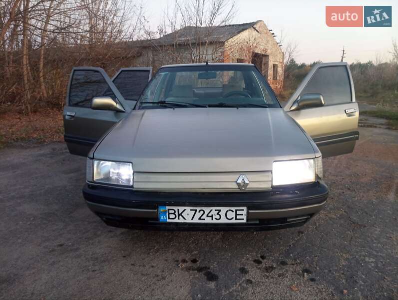 Седан Renault 21 1988 в Радивилове