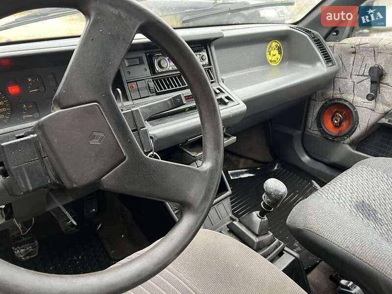 Седан Renault 21 1988 в Кременці