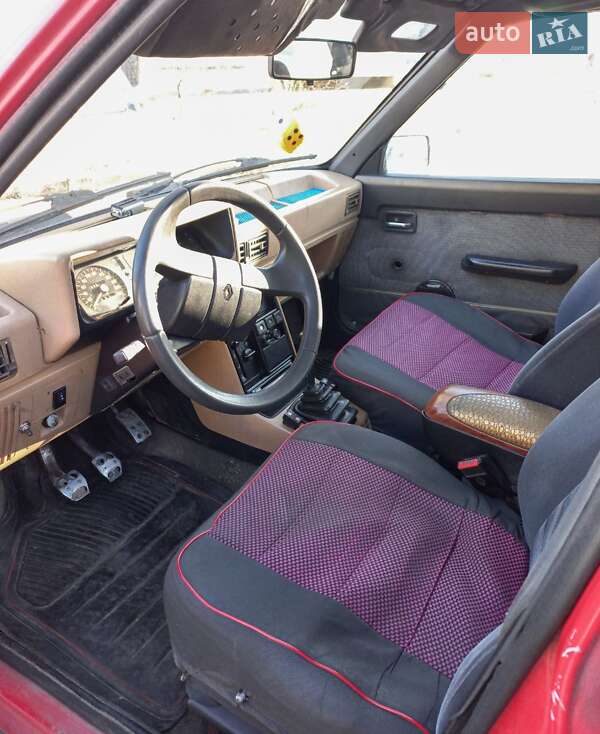 Седан Renault 9 1986 в Вараші