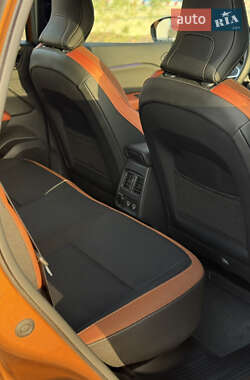 Позашляховик / Кросовер Renault Captur 2021 в 
