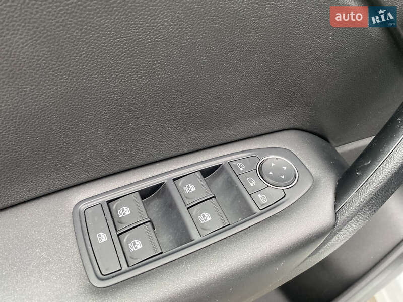 Позашляховик / Кросовер Renault Captur 2021 в Чернівцях