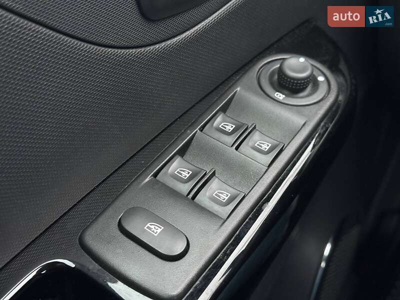 Позашляховик / Кросовер Renault Captur 2016 в Києві фото 21 Позашляховик / Кросовер Renault Captur 2016 в Києві