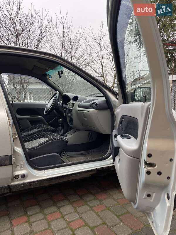 Седан Renault Clio Symbol 2003 в Львове фото 16 Седан Renault Clio Symbol 2003 в Львове