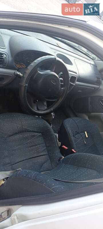 Седан Renault Clio Symbol 2001 в Львове