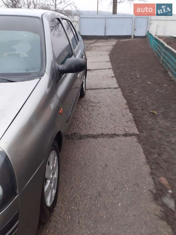 Седан Renault Clio Symbol 2003 в Карловке