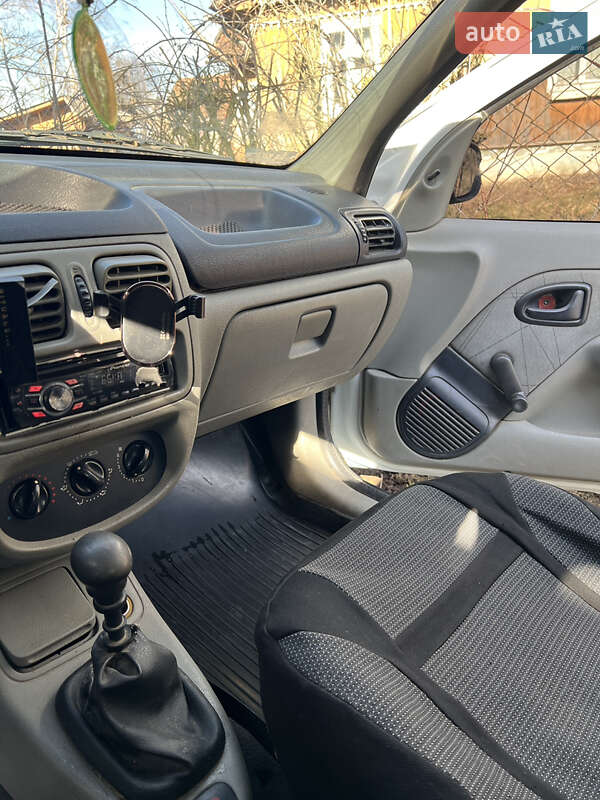 Седан Renault Clio Symbol 2002 в Старом Самборе