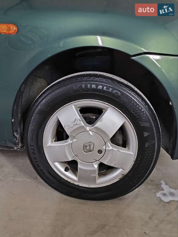 Седан Renault Clio Symbol 2003 в Золочеве