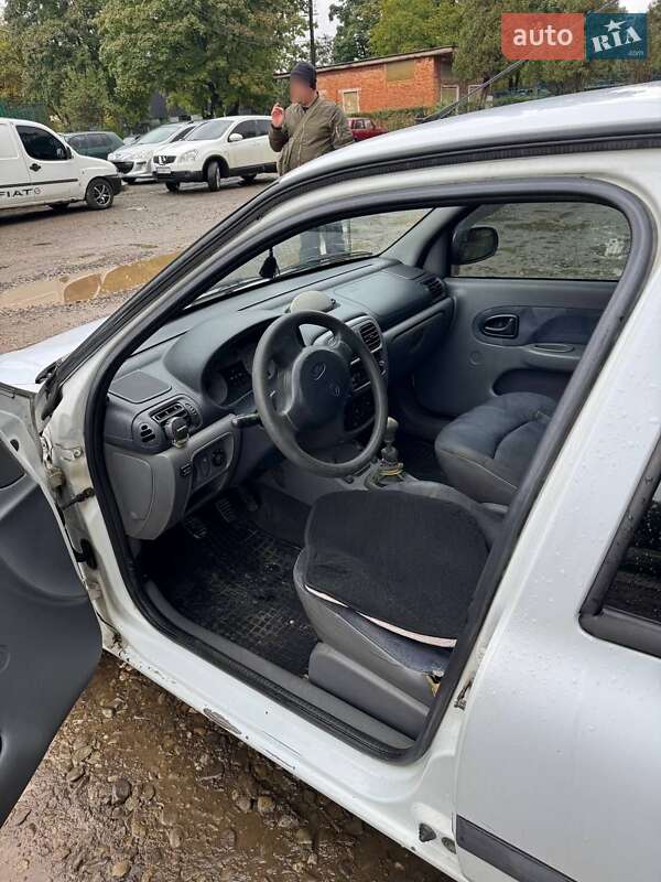 Седан Renault Clio Symbol 2001 в Коломые