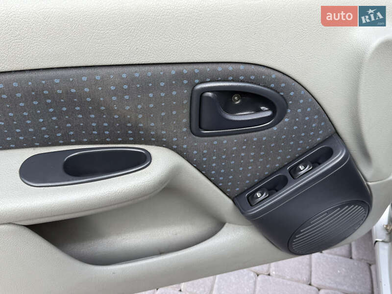 Седан Renault Clio Symbol 2005 в Косове