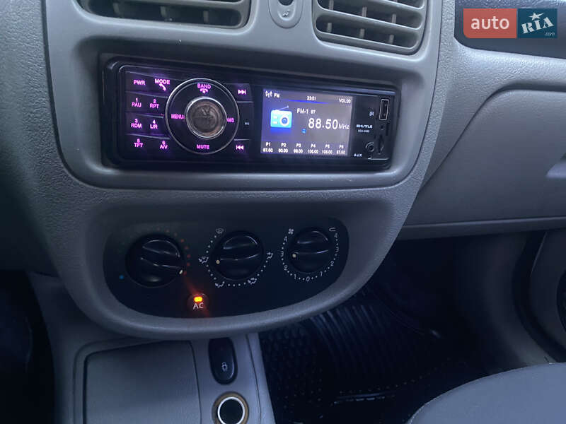 Седан Renault Clio Symbol 2004 в Острозі