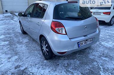 Хэтчбек Renault Clio 2010 в 