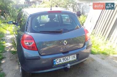 Хэтчбек Renault Clio 2005 в 
