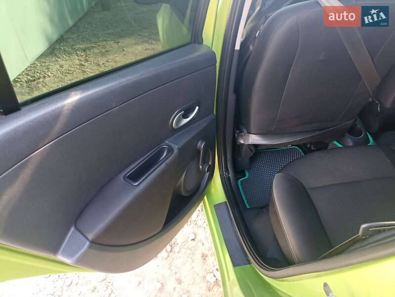 Хэтчбек Renault Clio 2009 в Новой Одессе