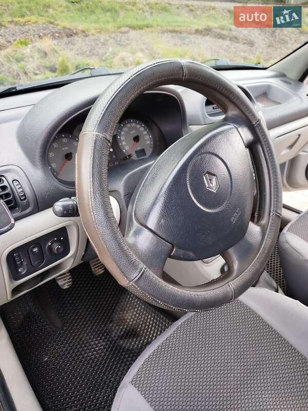 Седан Renault Clio 2006 в Полянице