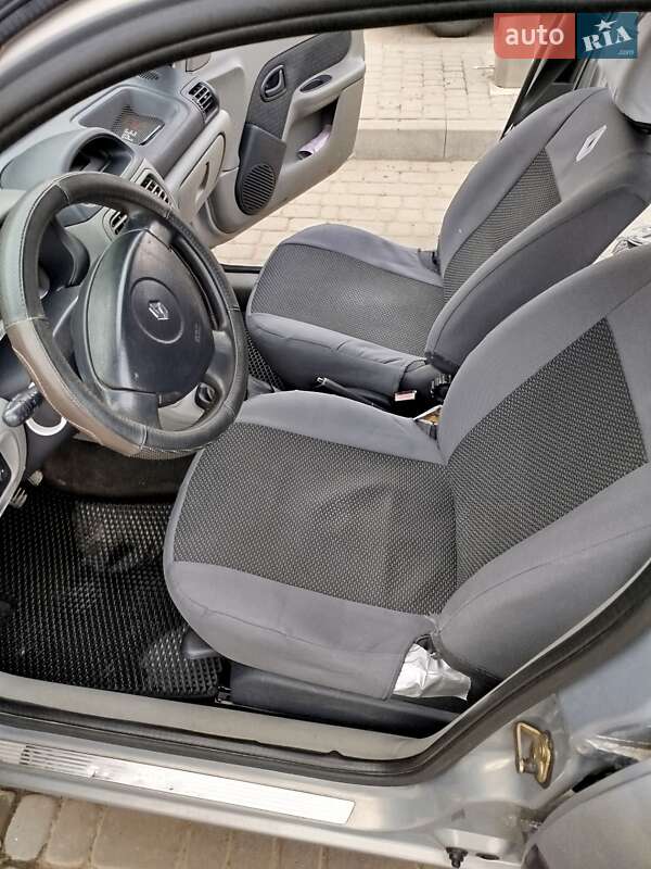 Седан Renault Clio 2006 в Полянице