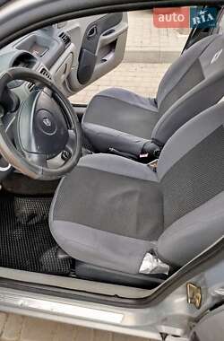Седан Renault Clio 2006 в 