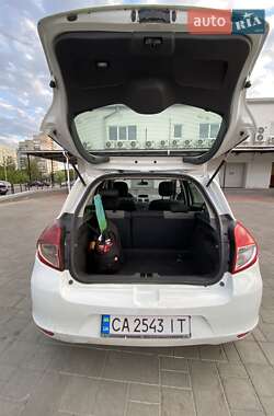 Хэтчбек Renault Clio 2010 в 