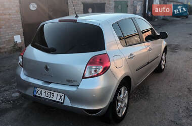 Хэтчбек Renault Clio 2010 в 