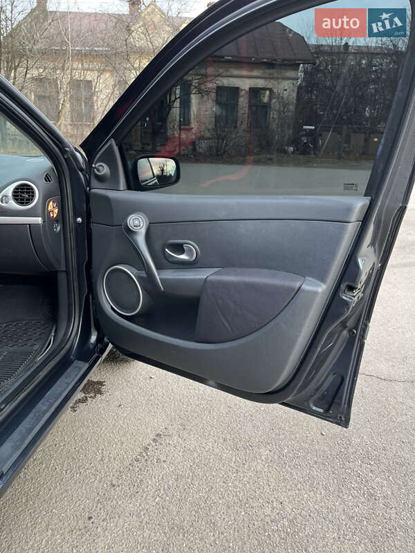 Хэтчбек Renault Clio 2006 в Калуше