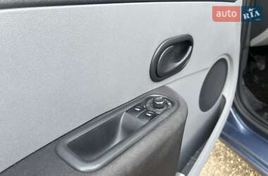 Хэтчбек Renault Clio 2006 в 