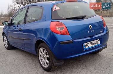 Хэтчбек Renault Clio 2005 в 