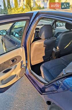Хэтчбек Renault Clio 2003 в 
