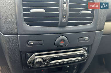 Хэтчбек Renault Clio 2003 в 