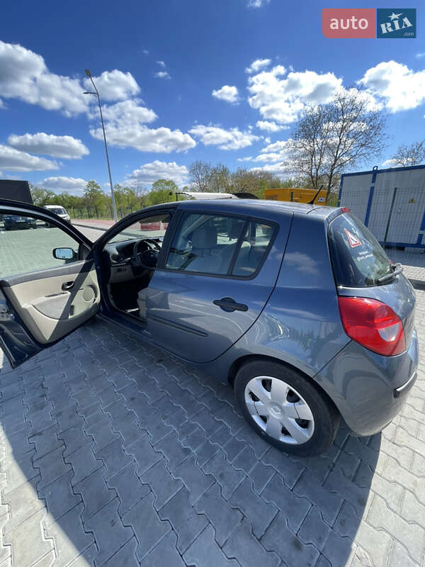 Хэтчбек Renault Clio 2006 в Стрые
