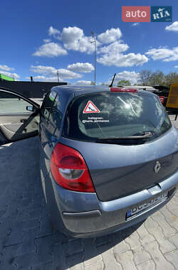 Хэтчбек Renault Clio 2006 в 