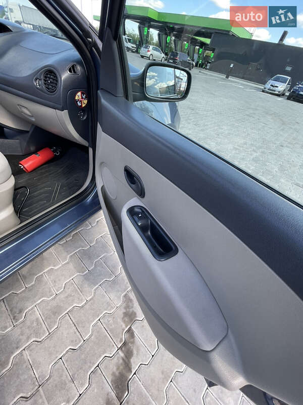 Хэтчбек Renault Clio 2006 в Стрые