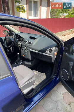Хетчбек Renault Clio 2006 в 