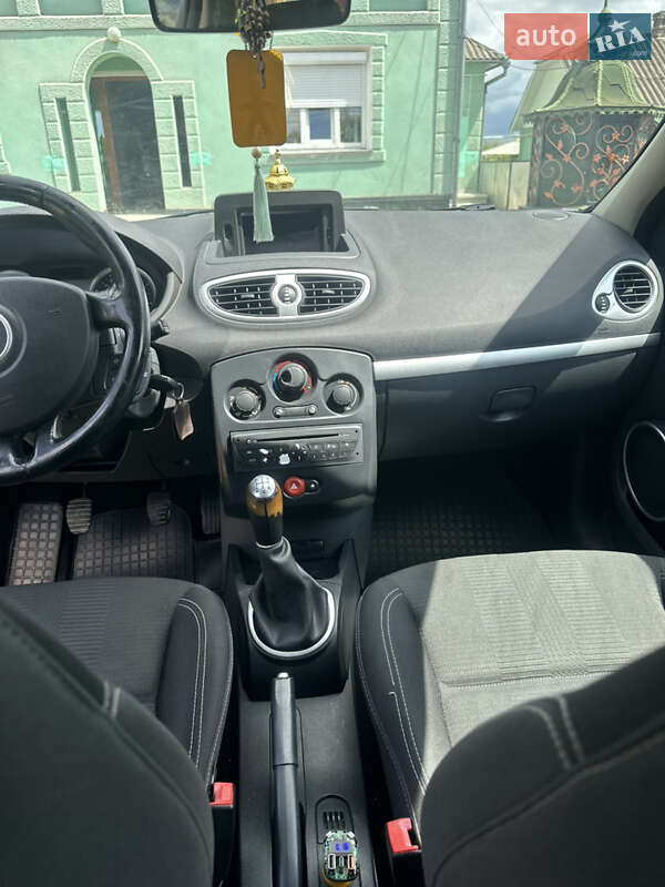 Хэтчбек Renault Clio 2009 в Новоселице