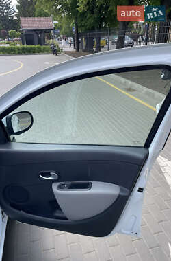 Хетчбек Renault Clio 2012 в 